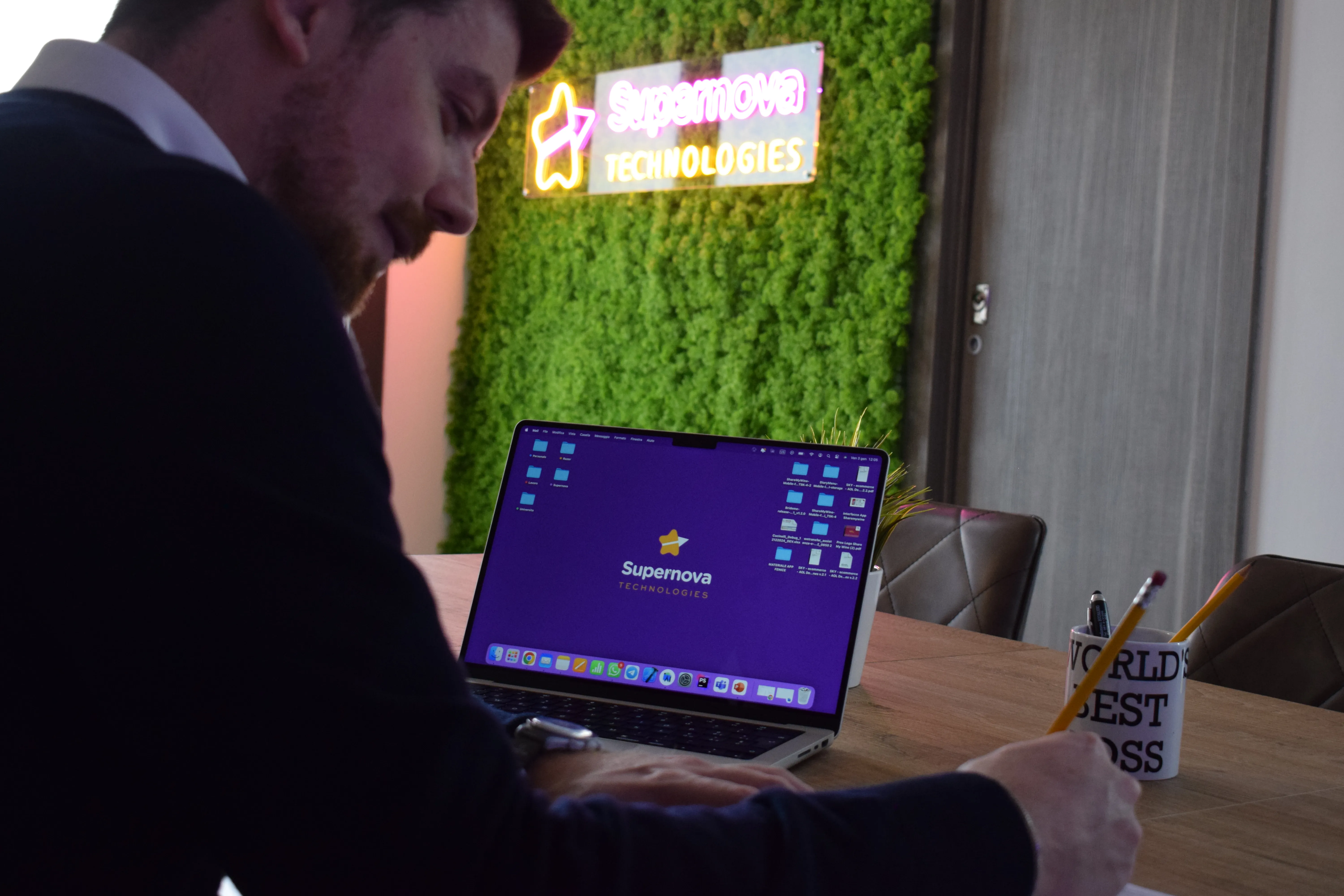 Postazione di lavoro con l'insegna al neon Supernova